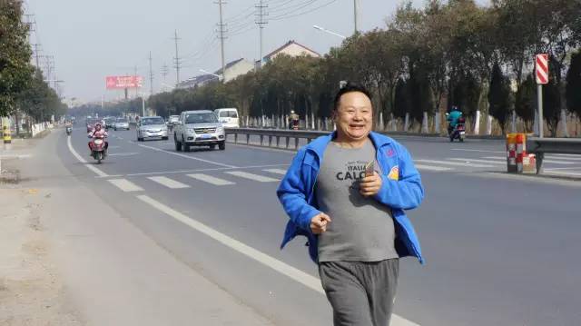 橡塑保温材料厂家销售员奔跑中